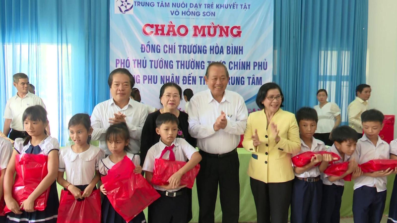 Thăm, tặng quà cho Trung tâm nuôi dạy trẻ khuyết tật Võ Hồng Sơn