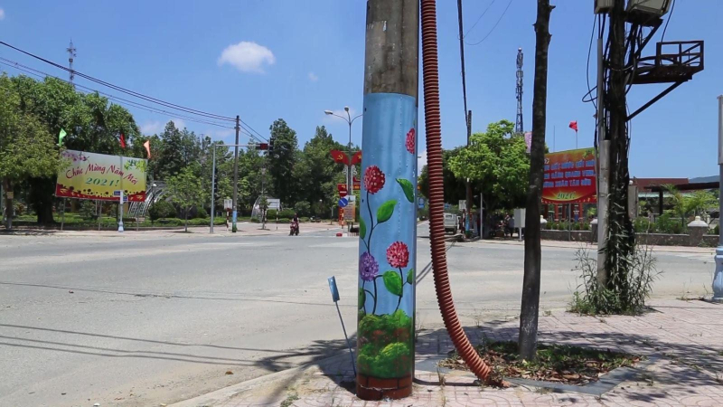 Thay &aacute;o mới cho cột điện chống t&iacute;n dụng đen