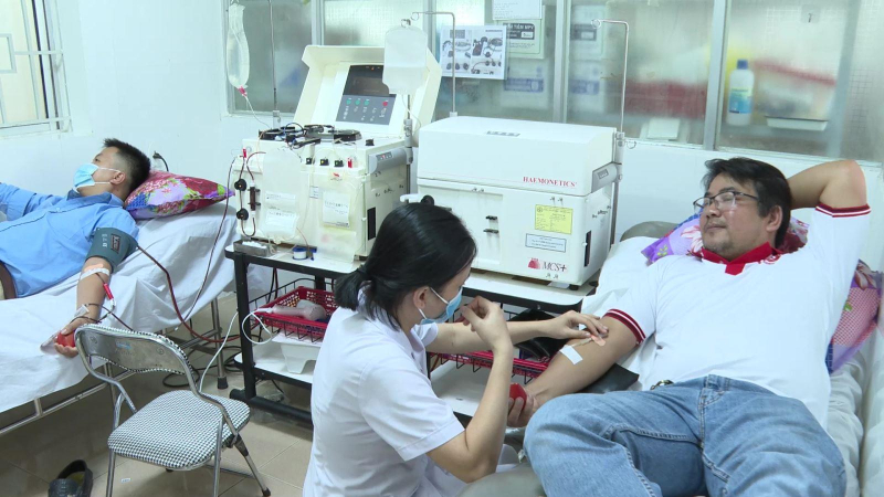 Anh Mỹ hiến máu