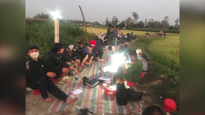 Quảng Ng&atilde;i triệt ph&aacute; tụ điểm đ&aacute;nh bạc lớn xuy&ecirc;n đ&ecirc;m