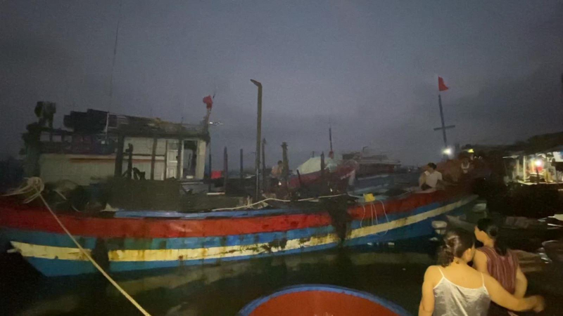 Cháy tàu cá trong đêm gây thiệt hại gần 02 tỉ đồng