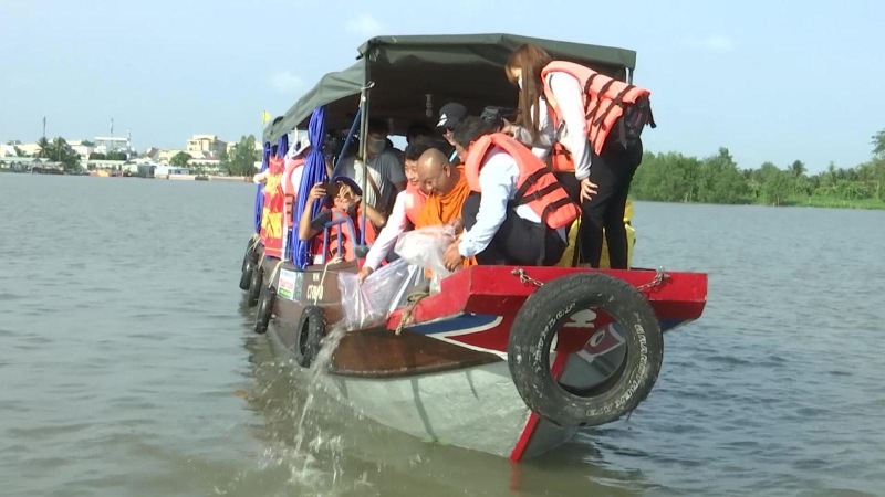 Thả cá hô, chạch lấu xuống sông Hậu