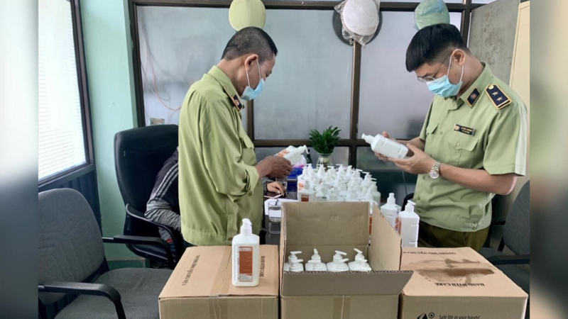 Phát hiện lô nước sát khuẩn nghi giả mạo