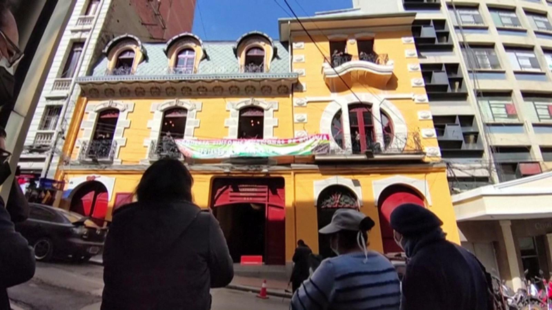 Hòa nhạc trên ban công cổ vũ chống đại dịch