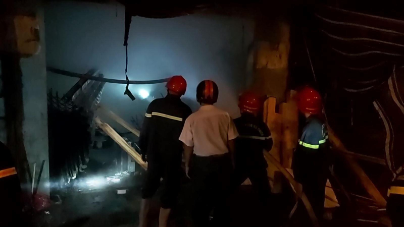 Cháy cơ sở gia công gỗ lúc rạng sáng