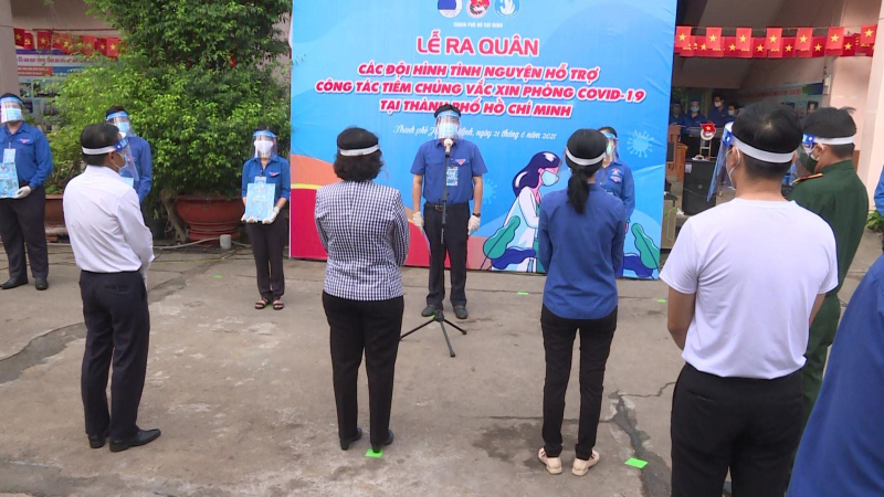 Thanh niên tình nguyện hỗ trợ chiến dịch tiêm vaccine