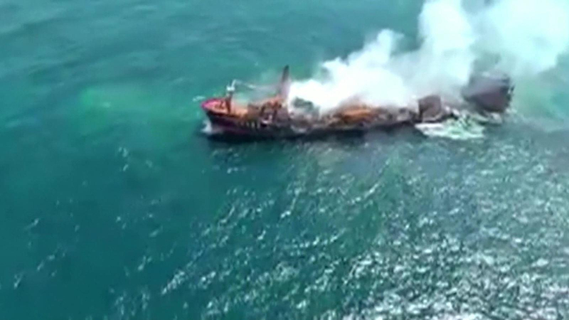 Tàu hàng cháy ngoài khơi Sri Lanka chìm dần
