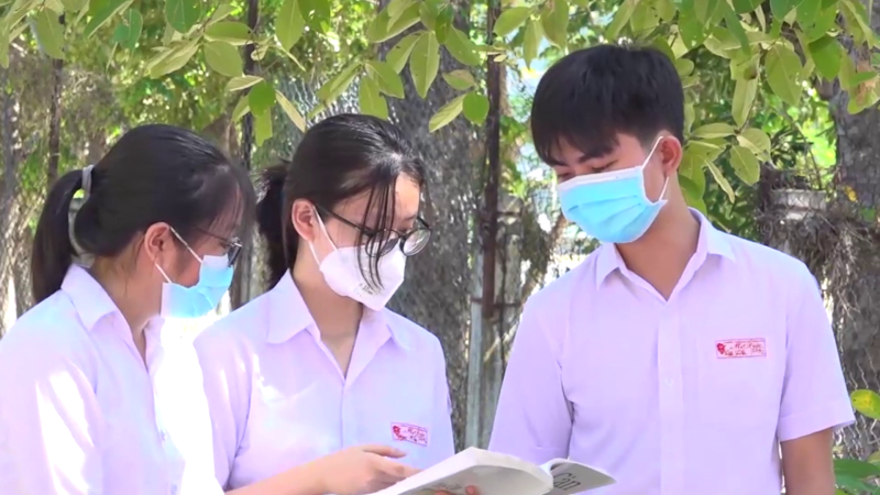 Ba thủ khoa ở Trường THPT số 2 Mộ Đức