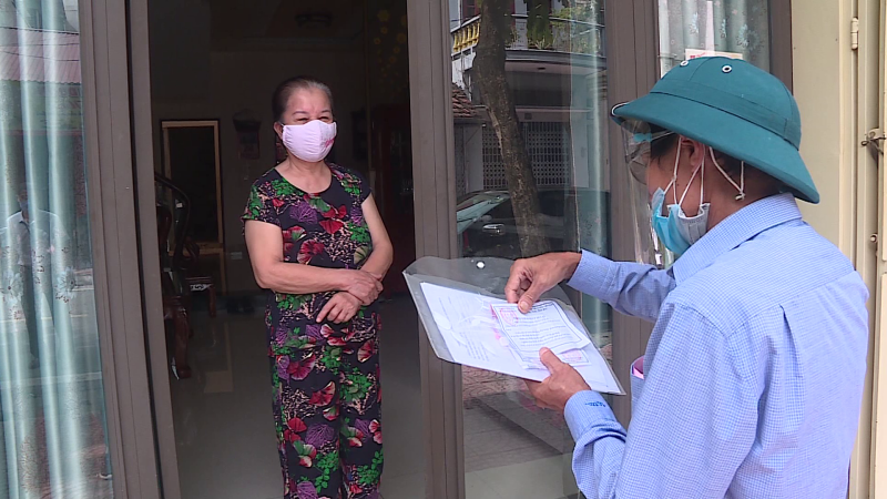 Phát phiếu ra đường cho người dân
