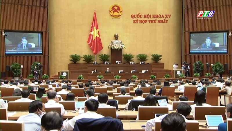 Đo&agrave;n đại biểu Quốc hội tỉnh Quảng Ng&atilde;i thảo luận tại hội trường