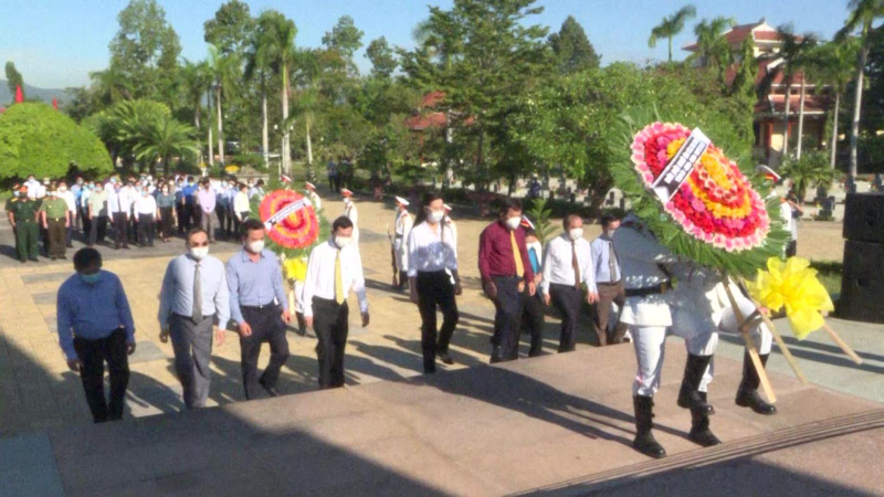LÃNH ĐẠO TỈNH QUẢNG NGÃI VIẾNG NGHĨA TRANG LIỆT SĨ TỈNH NHÂN KỶ NIỆM 74 NĂM NGÀY THƯƠNG BINH - LIỆT SĨ