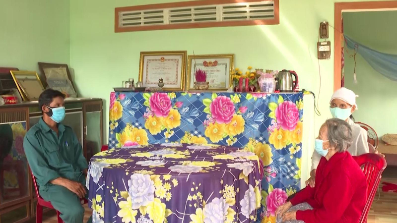 Chăm lo cho người có công cách mạng