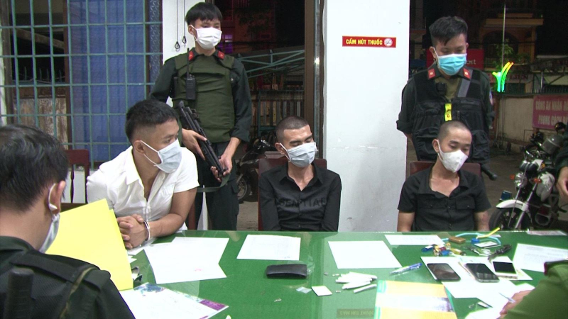 Bắt 03 đối tượng nghi t&agrave;ng trữ, sử dụng chất ma t&uacute;y