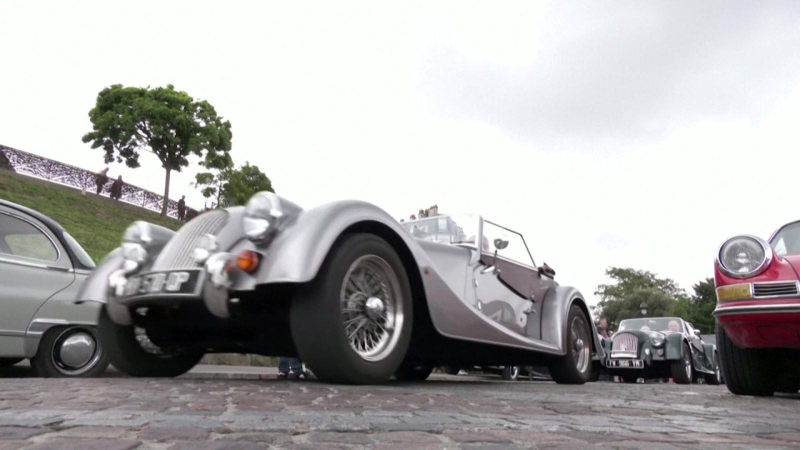 Lễ diễu hành xe cổ tại Paris