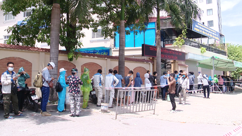 Dừng xét nghiệm Covid-19 khi xảy ra chen lấn