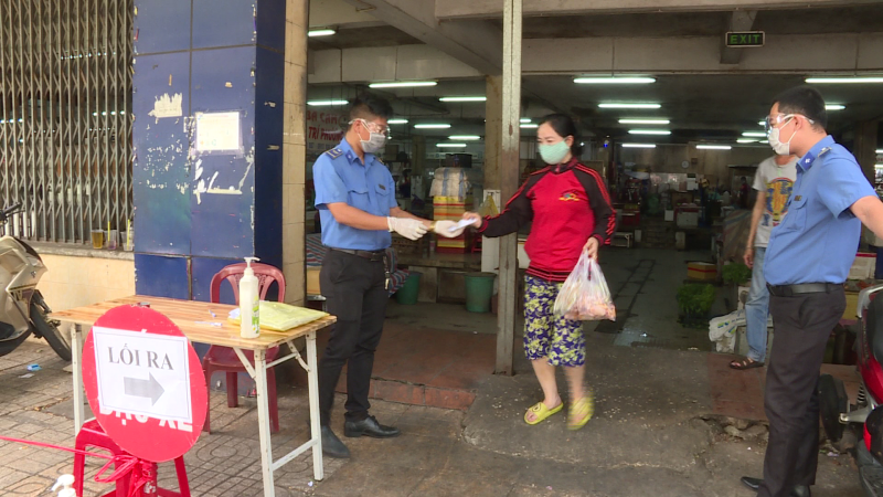 Chợ mở lại, người d&acirc;n kh&ocirc;ng lo thiếu thực phẩm