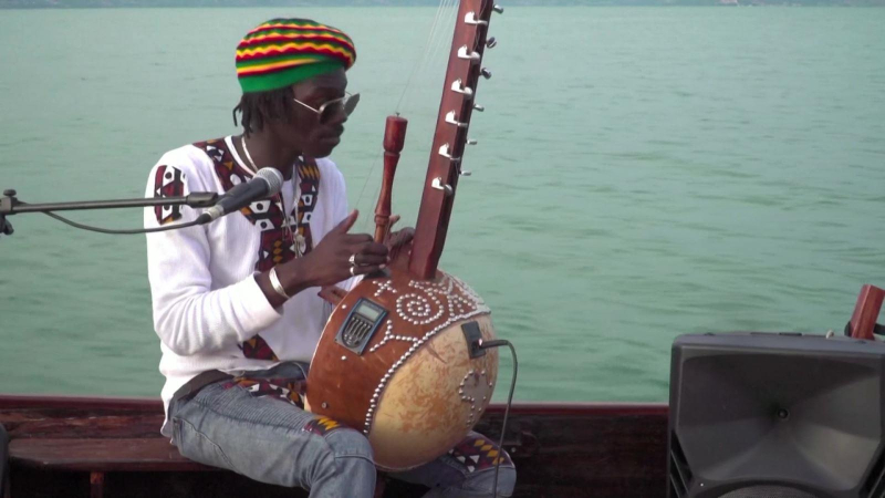Chơi nhạc truyền thống trên thuyền