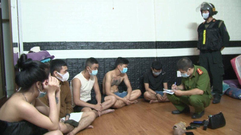 Tạm giữ h&igrave;nh sự đối tượng chứa chấp 35 nam, nữ thanh ni&ecirc;n tụ tập sử dụng ma t&uacute;y