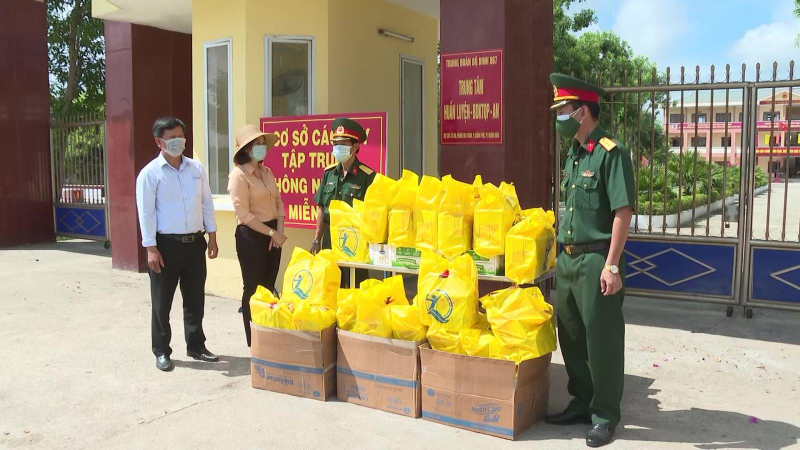 Trao hỗ trợ cho trẻ em ở các khu cách li tập trung