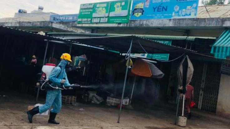 QUÂN KHU 5 PHUN THUỐC KHỬ TRÙNG TIÊU ĐỘC TRÊN DIỆN RỘNG Ở QUẢNG NGÃI