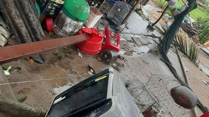 Lốc xoáy làm 150 ngôi nhà bị tốc mái, hư hỏng