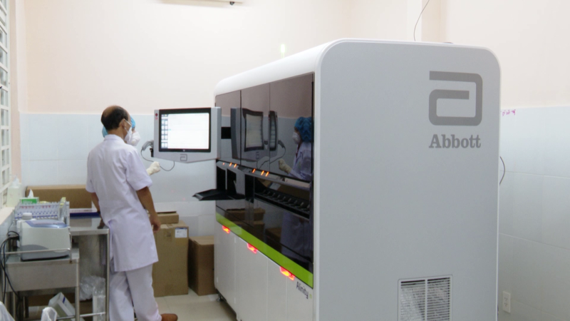 Bệnh viện Quân y 175 vận hành hệ thống xét nghiệm PCR tự động