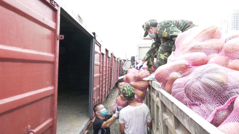 Đường sắt chuyển miễn phí nghìn tấn hàng hỗ trợ miền Nam