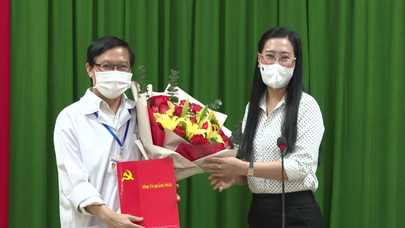 B&Iacute; THƯ TỈNH ỦY L&Agrave;M VIỆC VỚI BỆNH VIỆN ĐA KHOA TỈNH QUẢNG NG&Atilde;I