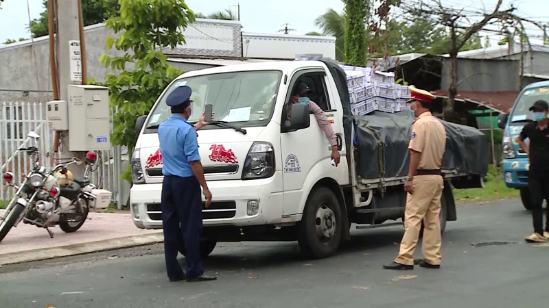 Bộ Công Thương đề nghị sớm thống nhất giấy thông xe qua chốt kiểm soát