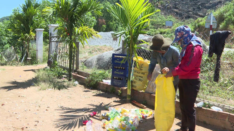 Gom phế liệu, g&oacute;p y&ecirc;u thương l&uacute;c dịch bệnh