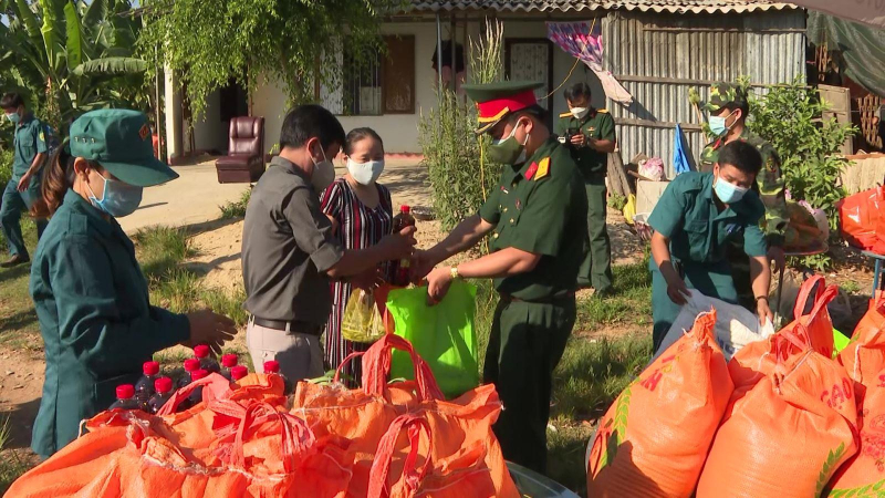 Gian hàng “Nghĩa tình quân dân” lúc dịch bệnh
