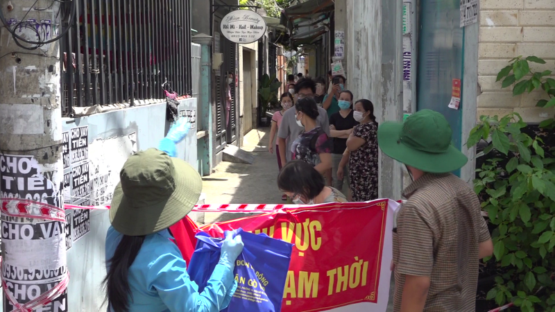 HCM hỗ trợ tiền trọ, lương thực cho người dân