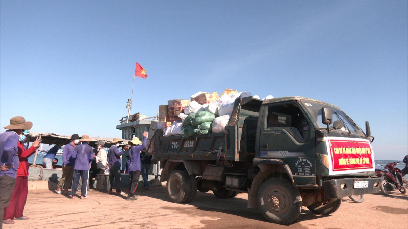 Lý Sơn gửi thêm 3,5 tấn thực phẩm vào TP Hồ Chí Minh