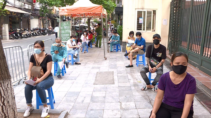 Giữ khoảng cách an toàn khi tiêm chủng