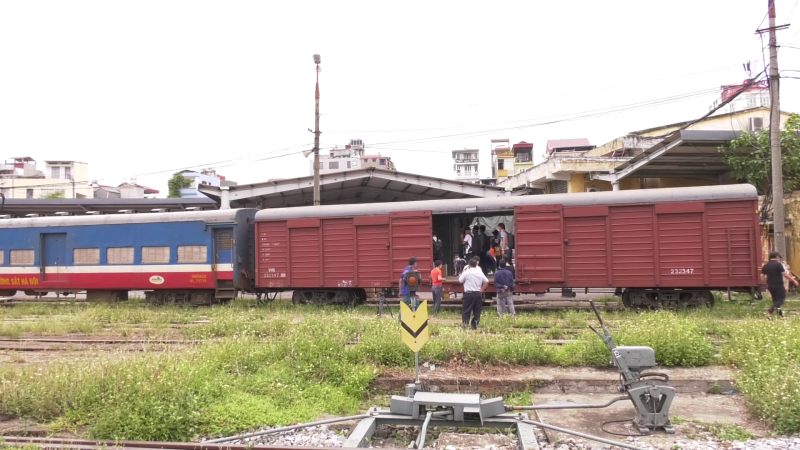 200 tấn hàng nhu yếu phẩm vận chuyển miễn phí bằng tầu hỏa gửi vào TP. HCM