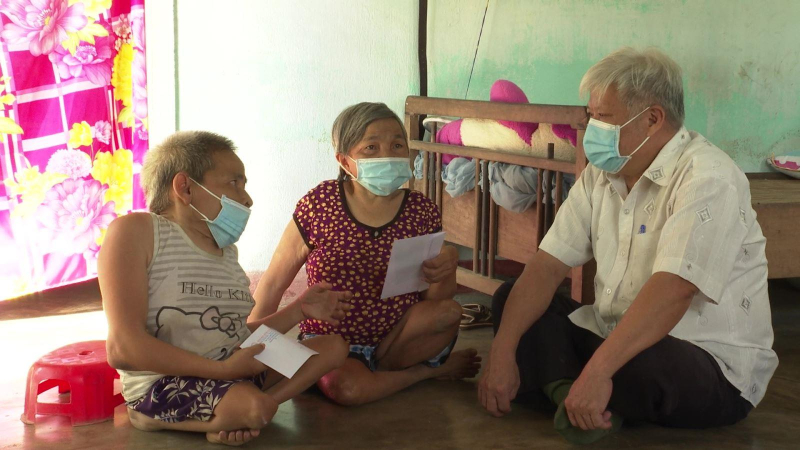 Tặng quà cho nạn nhân chất độc da cam/dioxin