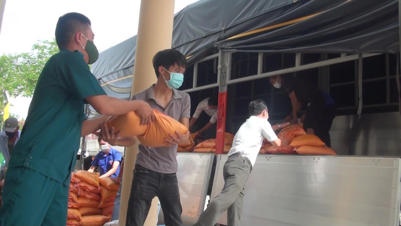 Nghĩa Hành gửi hỗ trợ 25 tấn nhu yếu phẩm cho đồng bào miền Nam