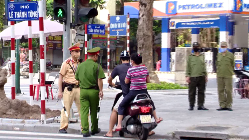Hà Nội xử phạt trên 8 tỷ đồng vi phạm giãn cách