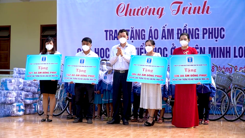 Trao hỗ trợ cho học sinh nghèo huyện Minh Long