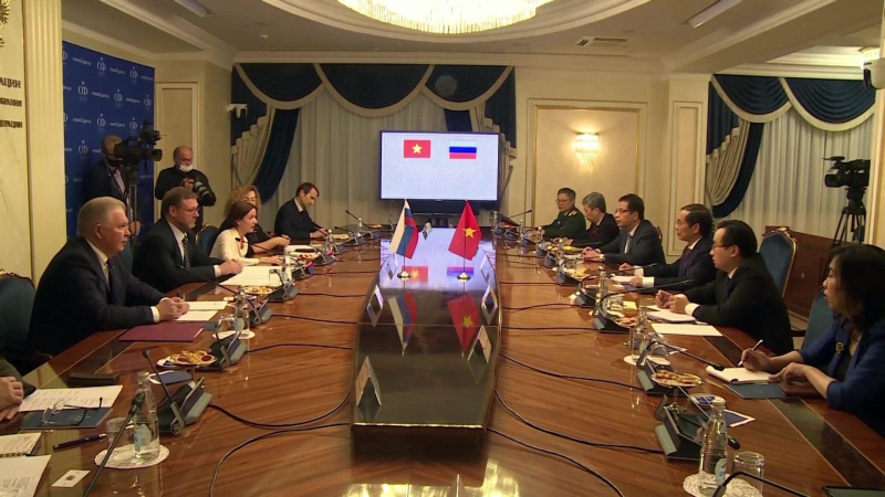 Nga cam kết đẩy nhanh ưu ti&ecirc;n vaccine với Việt Nam