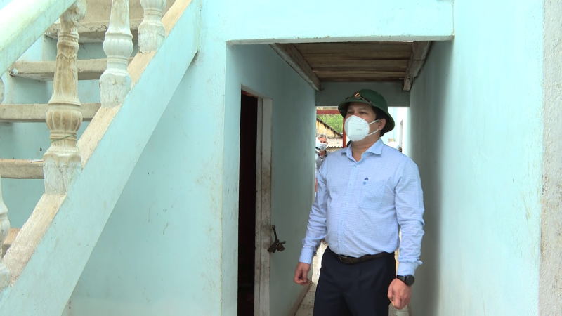 Phó Chủ tịch UBND tỉnh Trần Phước Hiền thăm hỏi người dân bị thiệt hại do lốc xoáy