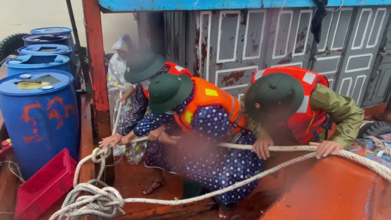 Bộ đội biên phòng Quảng Ngãi sắp xếp tàu thuyền trú tránh bão số 6