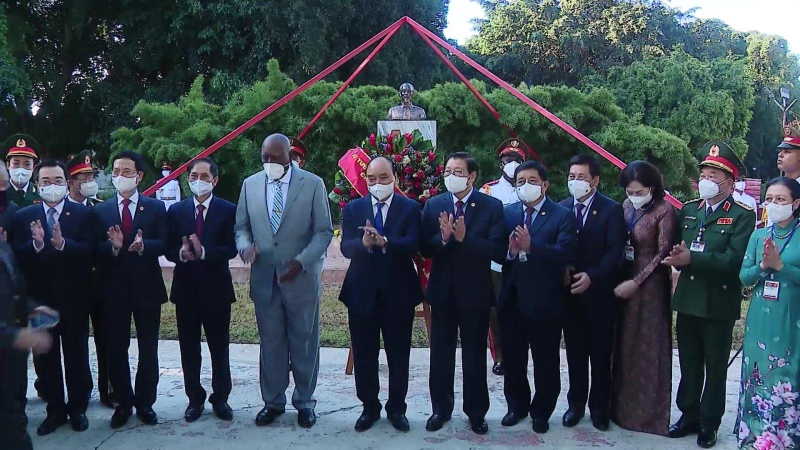 Chủ tịch nước đặt vòng hoa tại Tượng đài Chủ tịch Hồ Chí Minh