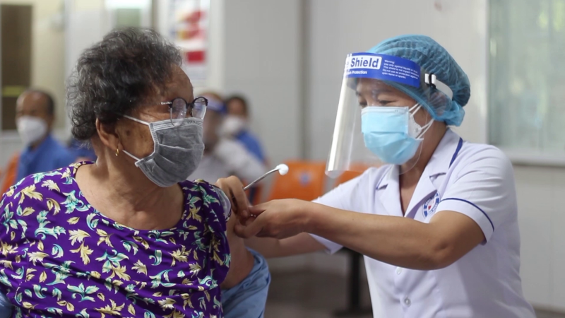 Bệnh nhân cao tuổi có bệnh nền được tiêm Vắc xin phòng Covid-19