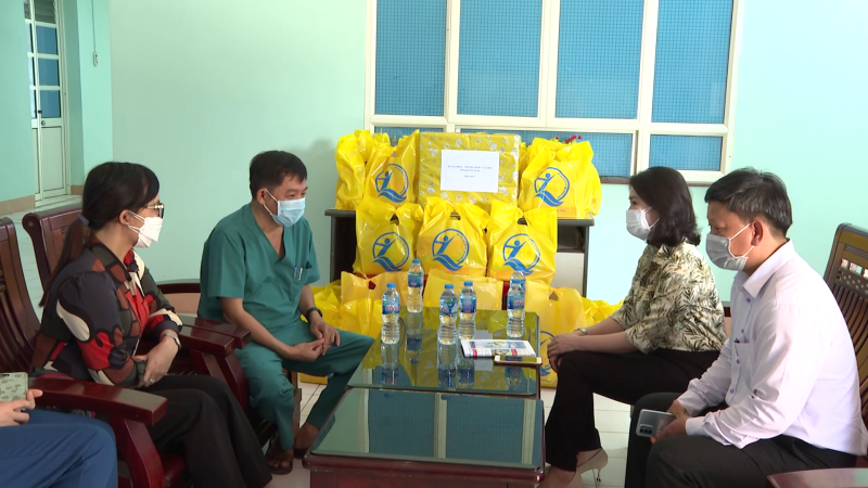 Tặng qu&agrave; Trung thu cho trẻ em mắc Covid-19