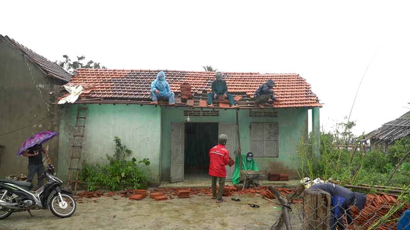 Gi&uacute;p d&acirc;n sửa chữa lại nh&agrave; cửa hư hỏng do b&atilde;o