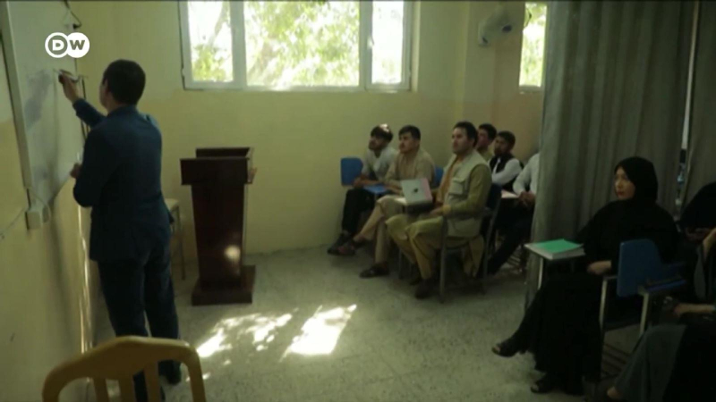 Taliban cho phép phụ nữ học tiếp đại học