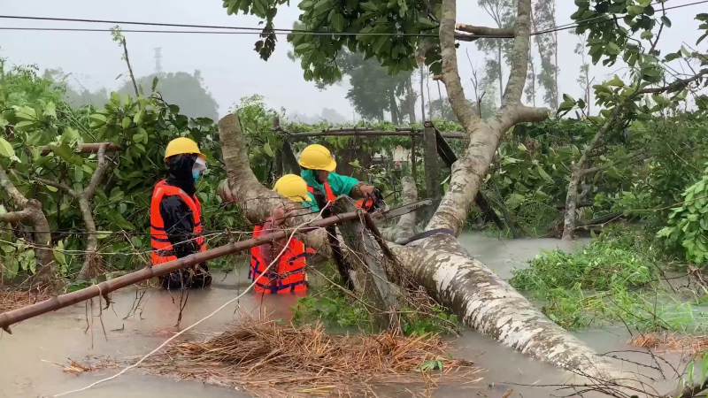 Khắc phục sự cố, cấp điện trở lại sau bão số 5