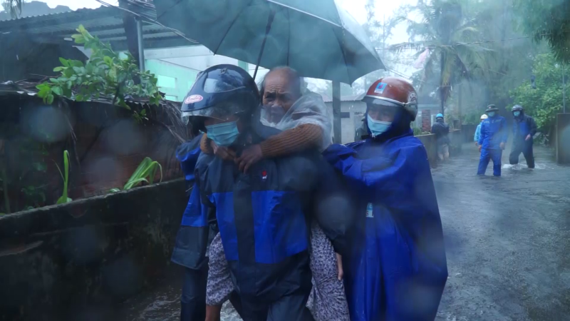 Bộ đội giúp di dời 20 hộ dân vùng ngập lụt