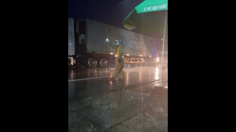 Cảnh sát giao thông xuyên đêm trực chốt kiểm tra dịch Covid-19